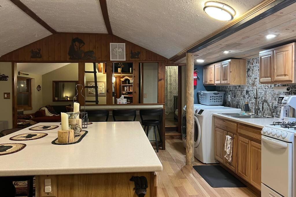 Thorpe On The Water. Creekside Nederland Cabin. Exterior photo